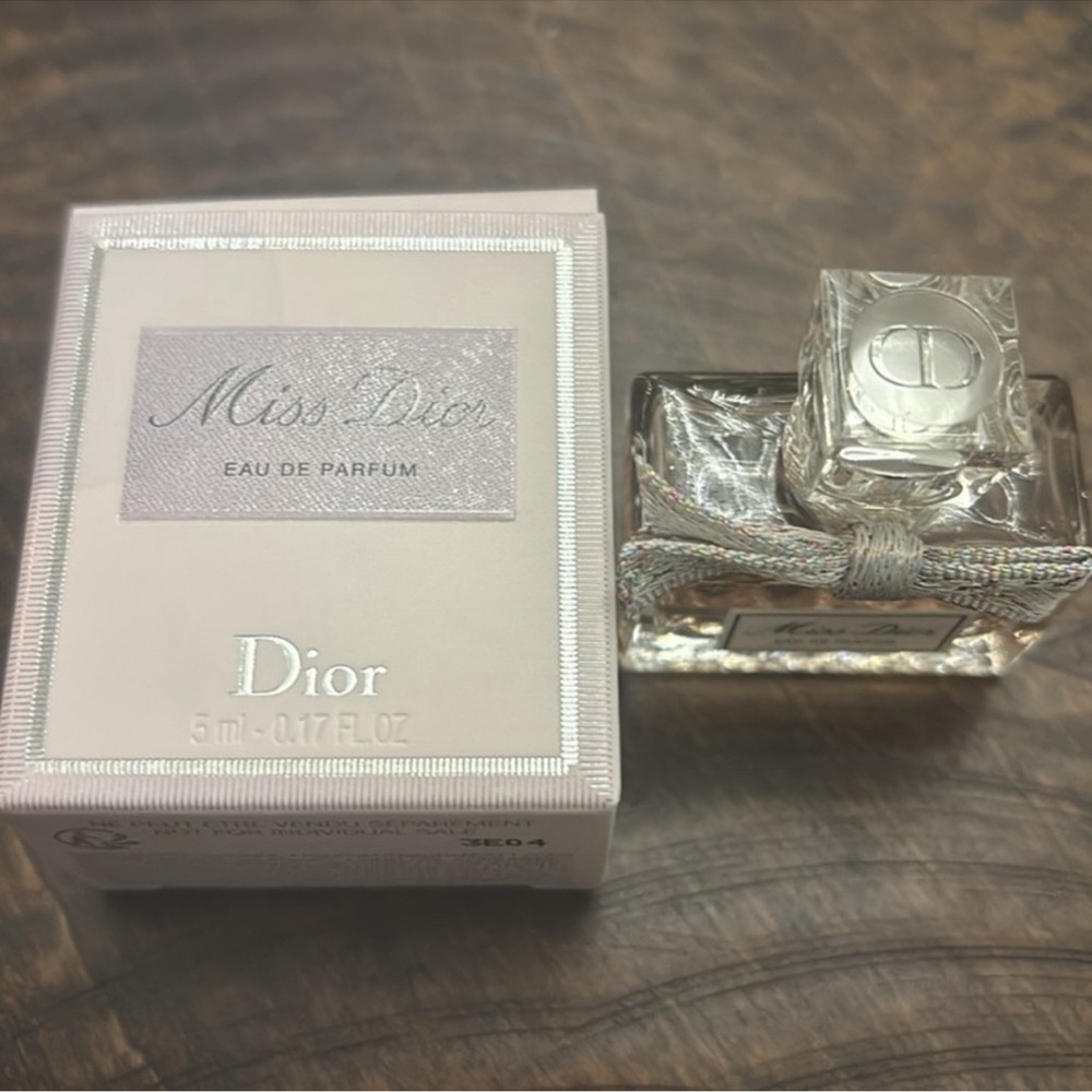 Dior Gift Set - Picture 3 of 8